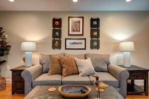Smart TV, fireplace, DVD player, offices - Luxurious pet friendly 3 bedroom home. Walking distance to downtown Skaneateles! (Skaneateles)