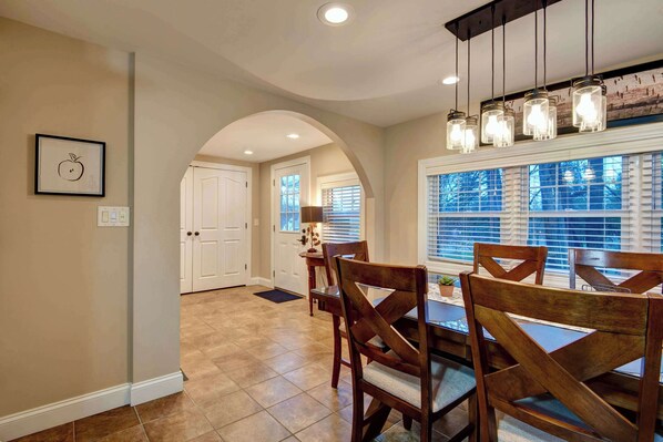 Dining - Luxurious pet friendly 3 bedroom home. Walking distance to downtown Skaneateles! (Skaneateles)