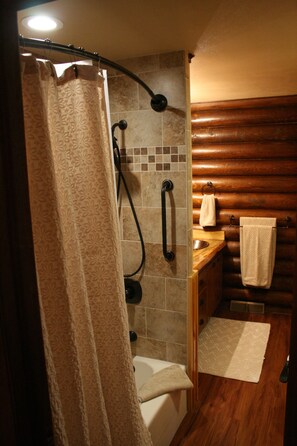 Combined shower/bathtub, towels, soap, shampoo - Log home just 32 miles to the east gate of Yellowstone National Park (Cody)