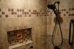 Duschwanne, Handtücher, Seife, Shampoo
