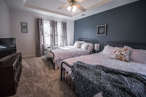 4 bedrooms, iron/ironing board, free WiFi, bed sheets - Bluegrass Crossing, close to all the attractions in Central Kentucky (Lexington)
