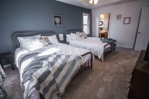 4 bedrooms, iron/ironing board, free WiFi, bed sheets - Bluegrass Crossing, close to all the attractions in Central Kentucky (Lexington)