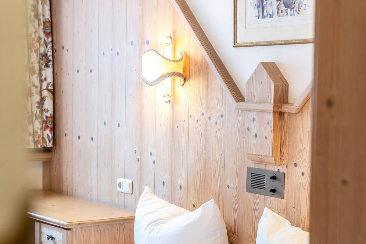 WiFi (free), bed sheets