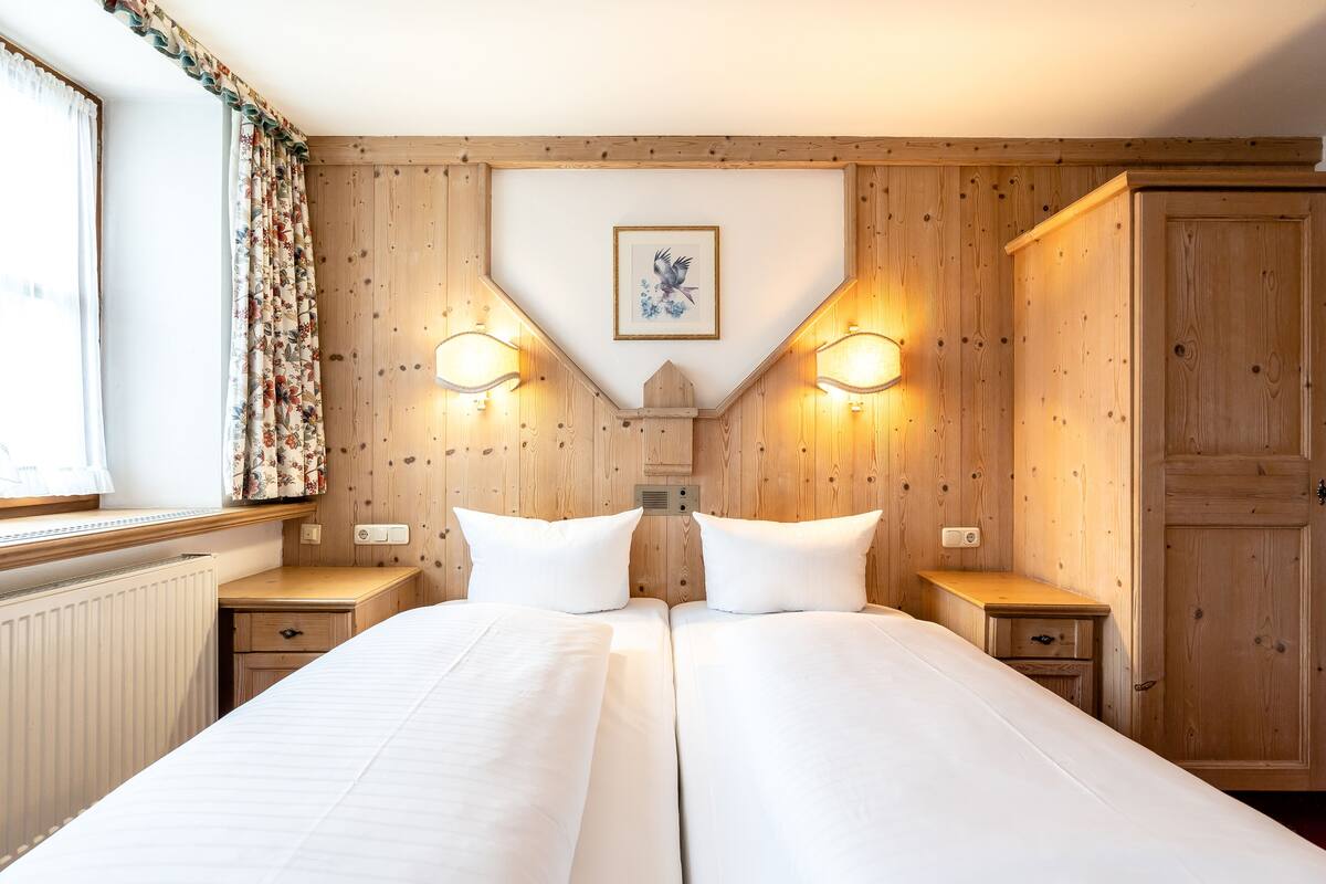 WiFi (free), bed sheets