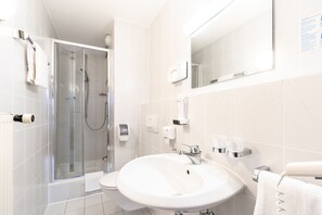 Hair dryer, towels, toilet paper - Hotel Hölzer Bräu (Ebersberg)