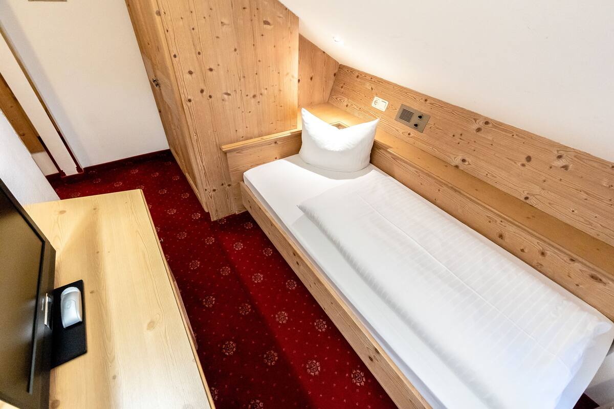 Single Room | WiFi (free), bed sheets