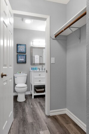 Combined shower/bathtub, hair dryer, towels, soap - New remodeled unit next to Downtown at Westchester (Anchorage)