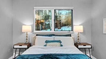 3 bedrooms, desk, iron/ironing board, travel cot