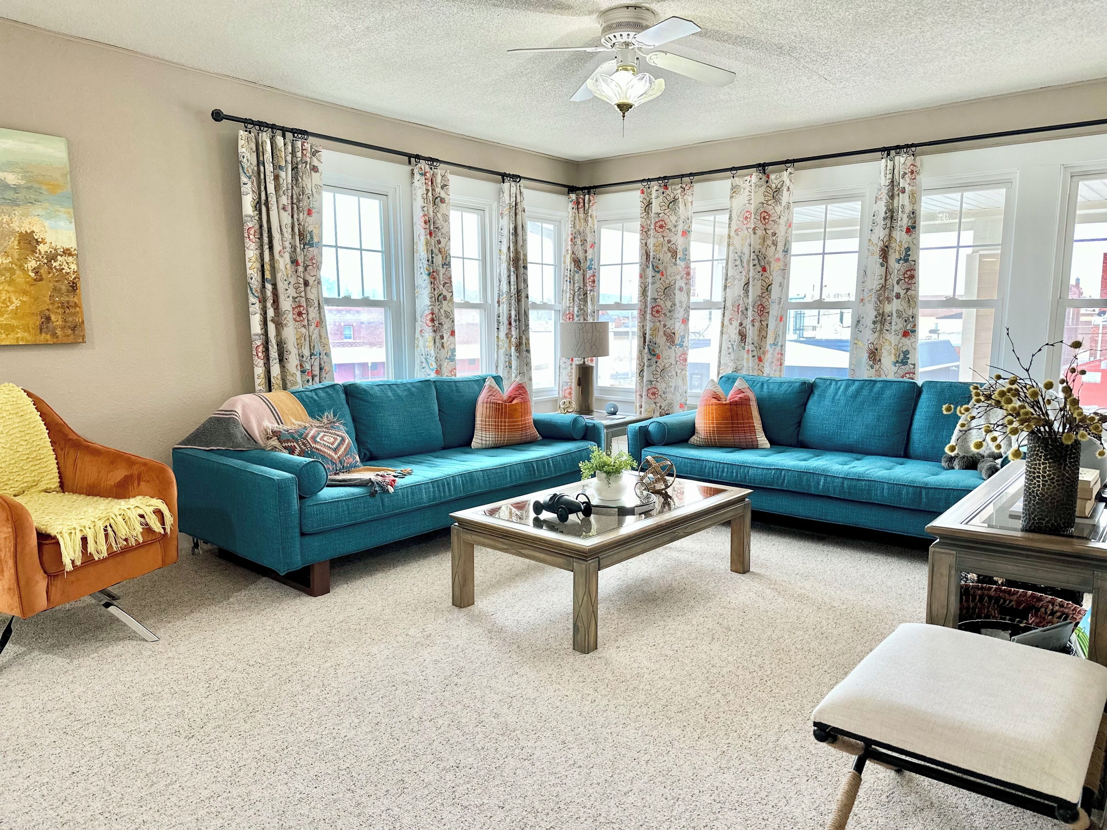 Smart TV, libros, bocina smart y biblioteca musical 