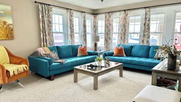 Älytelevisio, kirjoja, älykaiuttimet, musiikkikirjasto