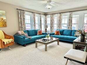 Älytelevisio, kirjoja, älykaiuttimet, musiikkikirjasto