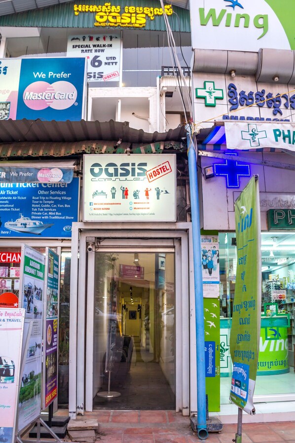 A hostel named 'Oasis' with a signboard indicating it is a hostel. - Oasis Capsules - Hostel (Siem Reap)