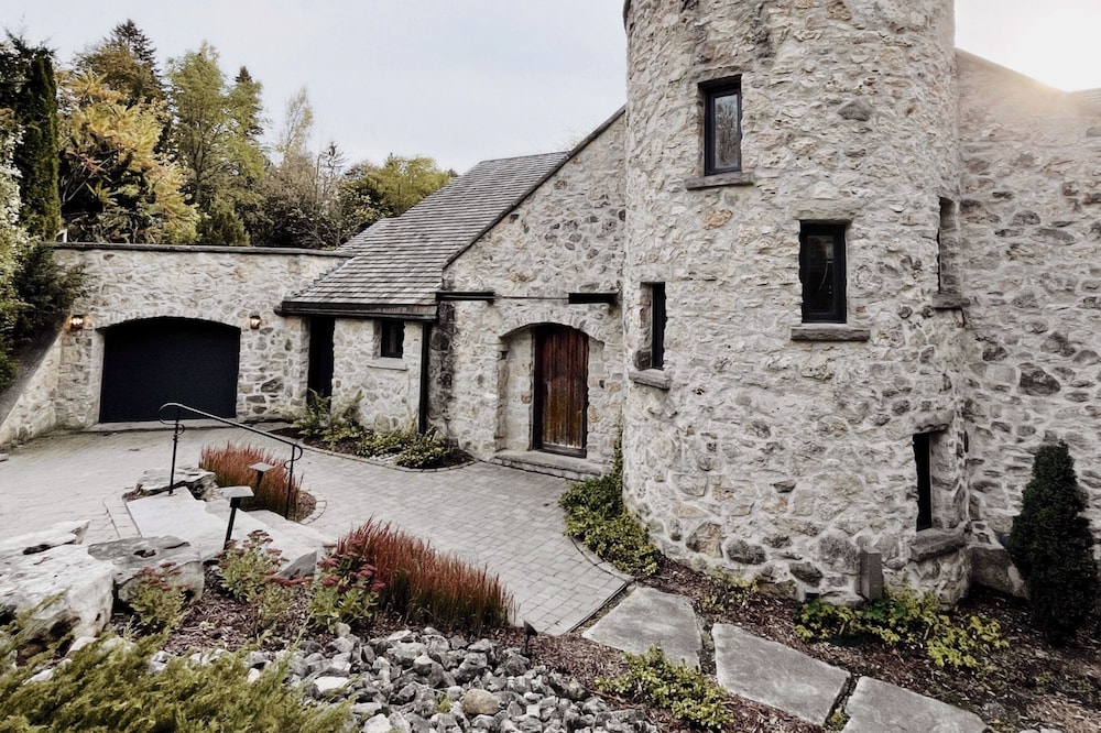 Cedarcliff Elora - A Majestic Retreat