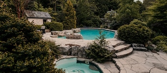 Cedarcliff Elora - A Majestic Retreat