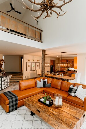 Smart-TV, peis og bøker