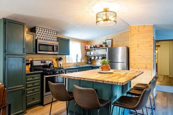 ثلاجة، ميكروويف، فرن، موقد طهي مسطح