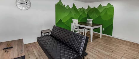 المنشأة من الداخل