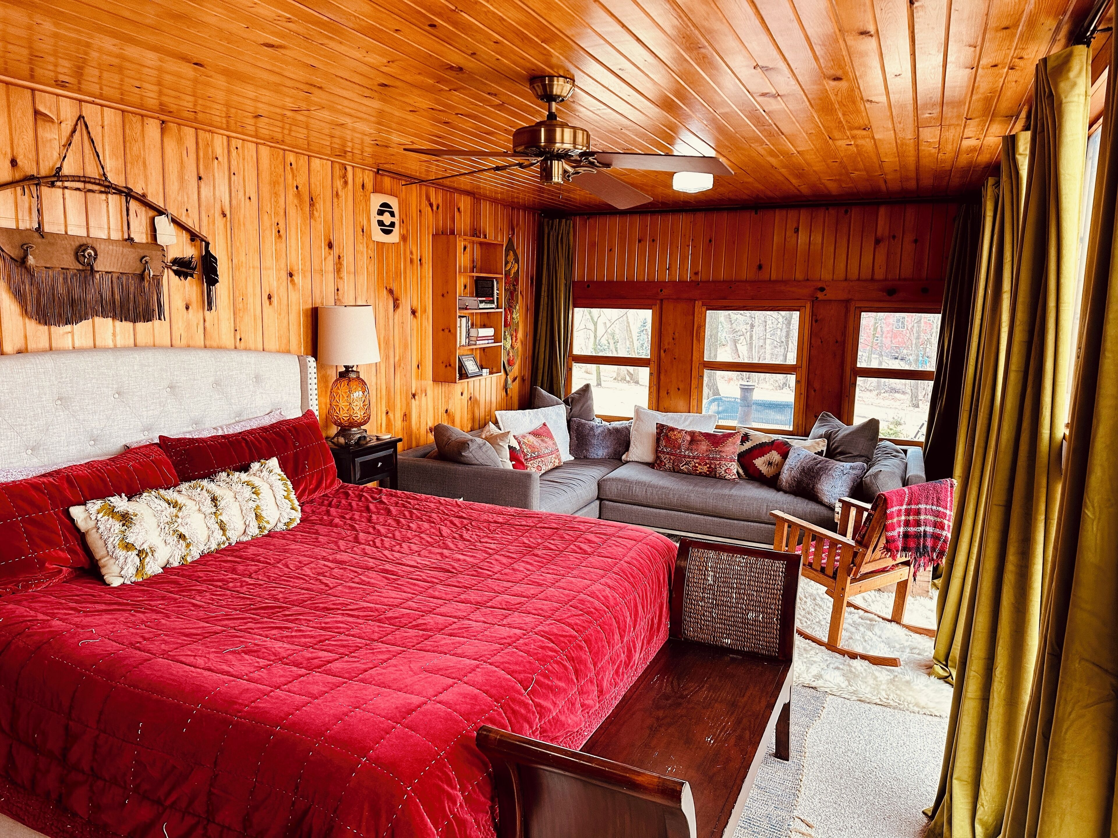 Smart TV, chimenea, tenis de mesa y libros 