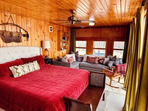 TV connectée, cheminée, table de tennis de table, livres