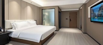 Chibi Lake Holiday Hotel (Xinjiekou Commercial Street)