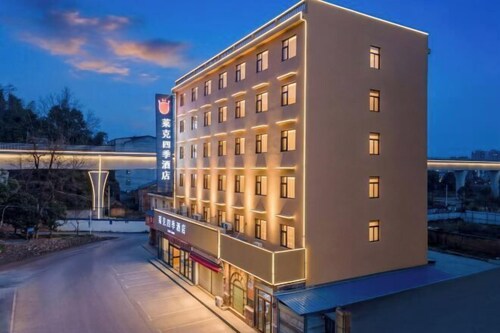 Chibi Lake Holiday Hotel (Xinjiekou Commercial Street)