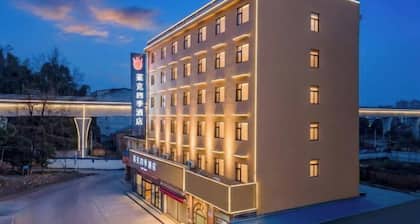 Chibi Lake Holiday Hotel (Xinjiekou Commercial Street)