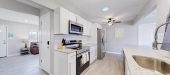 Bright & Cozy Upper Unit in Denver