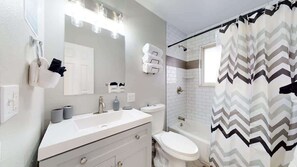 Badewanne, Haartrockner, Handtücher