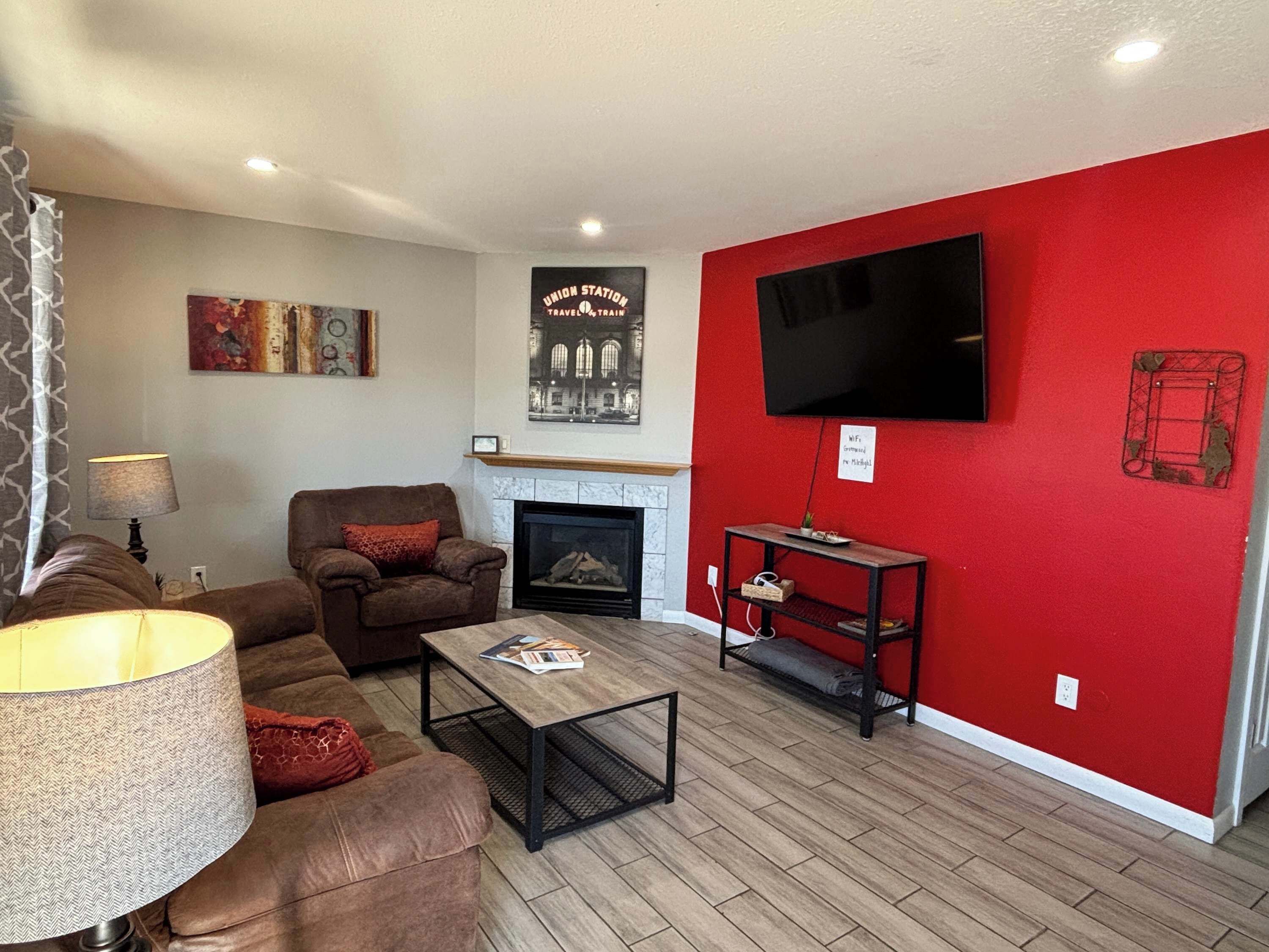 Televisie, een open haard en een kantoor