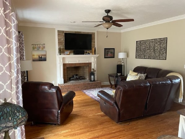 Smart TV, fireplace, stereo, computer monitors - Masters Rental (North Augusta)