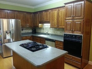 Fridge, microwave, oven, stovetop - Masters Rental (North Augusta)