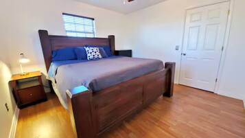 3 habitaciones, escritorio, tabla de planchar con plancha y wifi gratis