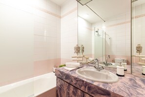 Bathtub - ❤ LE COCON ❤ Centre Historique ➡ STUDIO TOUT INCLUS ★ (Strasbourg)