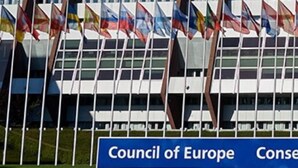 The exterior of the Council of Europe building with multiple flags and a sign indicating its name. - ❤ LE COCON ❤ Centre Historique ➡ STUDIO TOUT INCLUS ★ (Strasbourg)