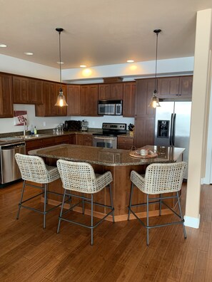 Fridge, microwave, oven, stovetop - Beautiful Sunserra home located on the 9th fairway of the golf course (Quincy)