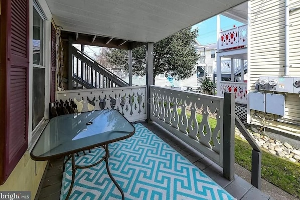 Outdoor dining - Cute Beach Condo - walking distance to the beach and boardwalk! (Ocean City)