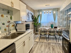 Fridge, microwave, oven, stovetop - Beach Vibe Baby & Kid Friendly King Bed Fireplace (Edmonton)