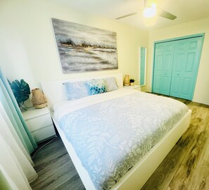 2 Schlafzimmer, Schreibtisch, Bügeleisen/Bügelbrett, Reisekinderbett