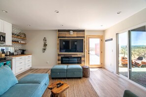 Smart TV, fireplace, video games - The Invisible Wind Cabin- Joshua Tree Amazing View (Yucca Valley)