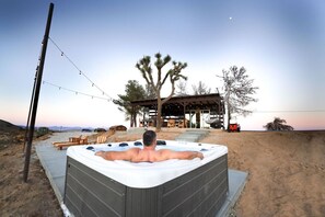 Outdoor spa tub - The Invisible Wind Cabin- Joshua Tree Amazing View (Yucca Valley)