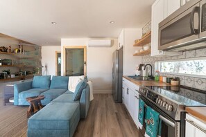 ثلاجة، ميكروويف، فرن، موقد طهي مسطح