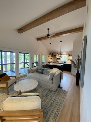 Älytelevisio, takka, kirjoja