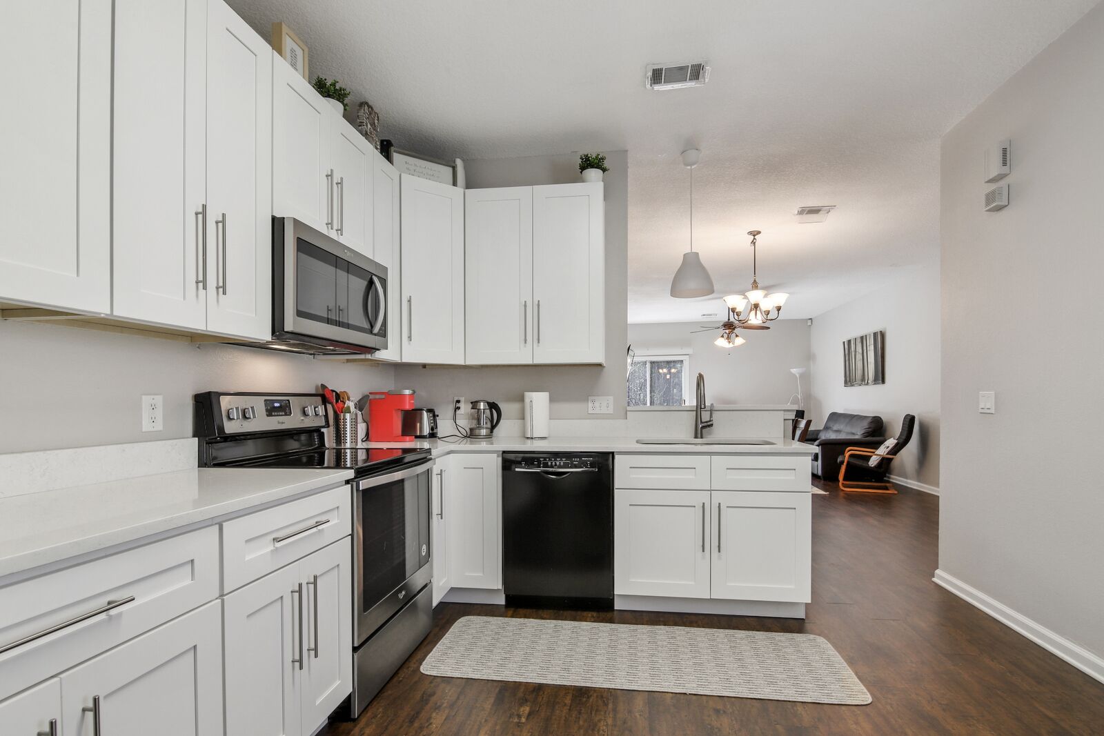 Beautiful 3 Bed 2.5 Bath townhouse