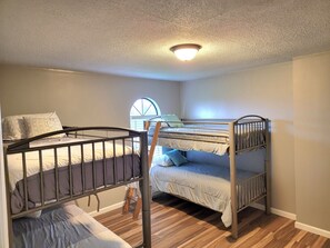5 bedrooms, free WiFi, bed sheets