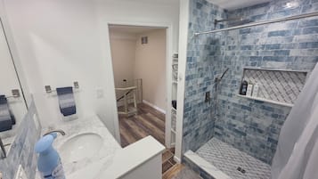Combinazione doccia/vasca, asciugacapelli, asciugamani, sapone