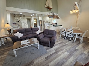 Smart TV, fireplace, DVD player, table tennis - Lakehouse with Game Room, Direct Water Access, and Kayaks Included! (Loogootee)