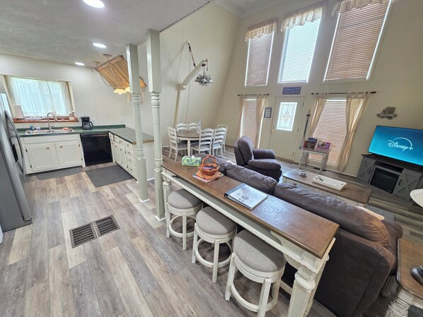 Smart TV, chimenea, reproductor de DVD y tenis de mesa 