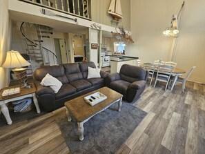 Smart TV, fireplace, DVD player, table tennis - Lakehouse with Game Room, Direct Water Access, and Kayaks Included! (Loogootee)