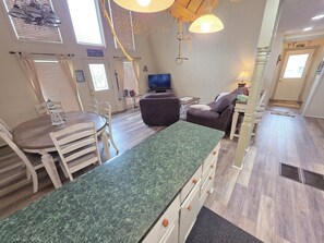 Smart TV, fireplace, DVD player, table tennis - Lakehouse with Game Room, Direct Water Access, and Kayaks Included! (Loogootee)