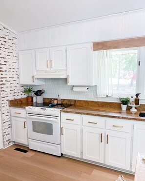 微波爐、洗碗機、咖啡機/沖茶器、高腳椅